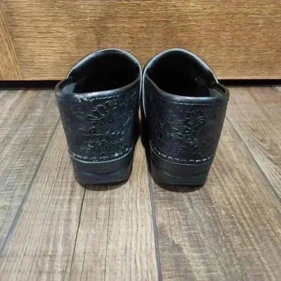 Dansko Professional Black Tooled Floral Clogs Size 38 - Picture 4 of 6